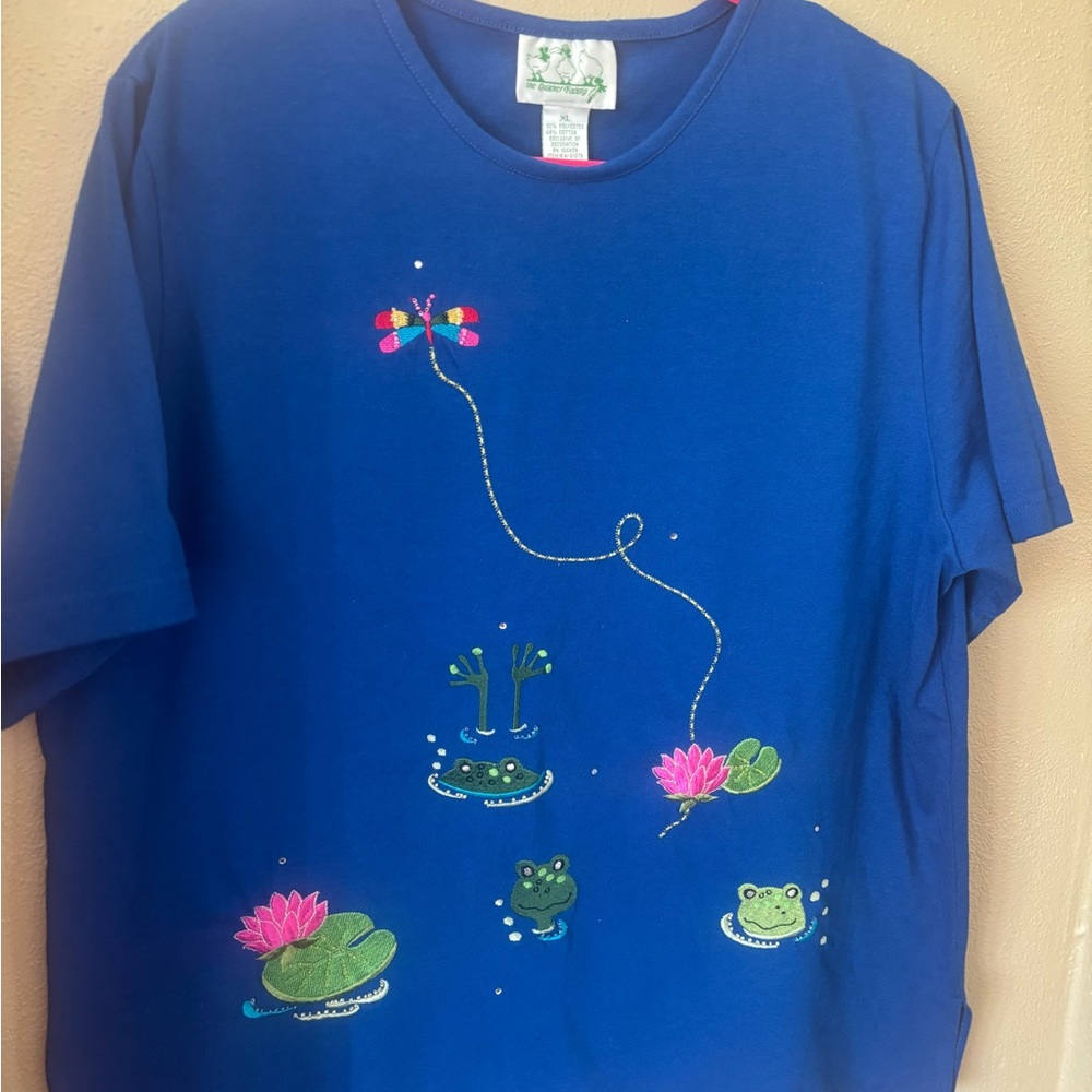 Quacker Factory 1X blue knit top , embroidered frogs,lily pads